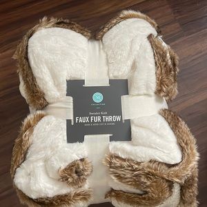 White throw blanket with faux fur around the edges